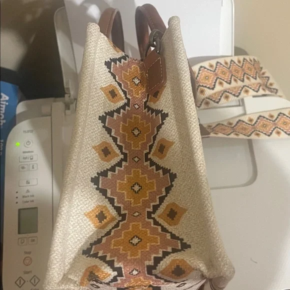 Wrangler Women's Tote w/ Dusty Bag! with Geometric Design - Tan and Cream - Picture 6 of 11